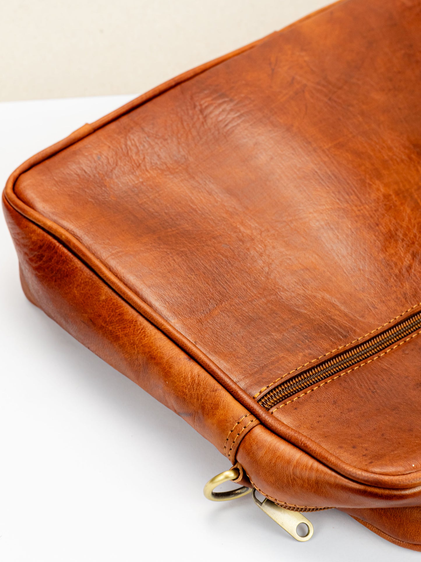Handmade Moroccan Full-Grain Leather Laptop Bag for Men & Women – Professional Briefcase with Shoulder Strap, Stylish Office Tote, Fits 13-17 Inch Laptops, Gift Ready